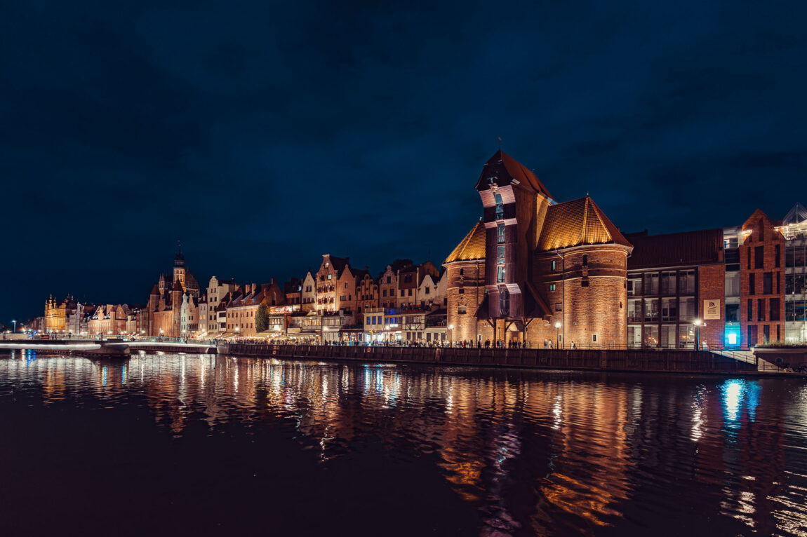Nocna panorama Gdańska z historycznym Żurawiem i odbiciem świateł w Motławie wykonana obiektywem Sigma 20-60 C
