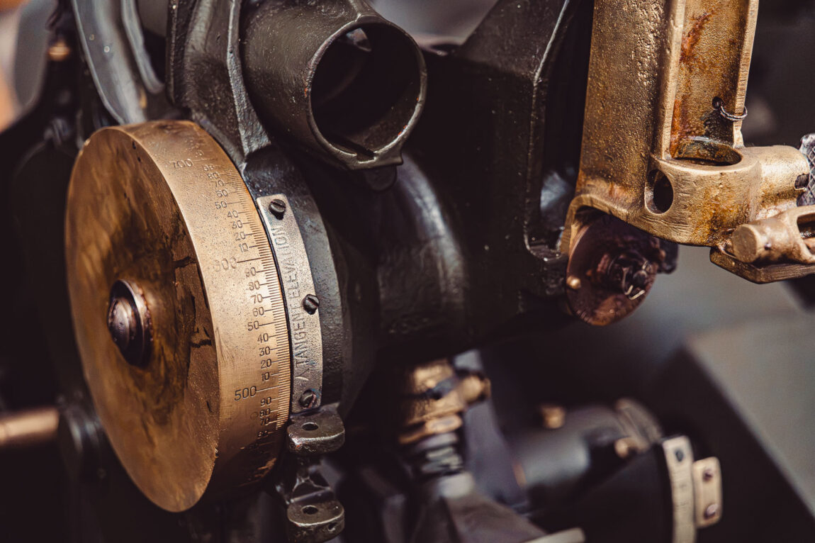 Detaliczny kadr mechanizmów i mosiężnych pokręteł urządzenia lub zabytkowego sprzętu sfotografowany obiektywem Sigma 20-60 C